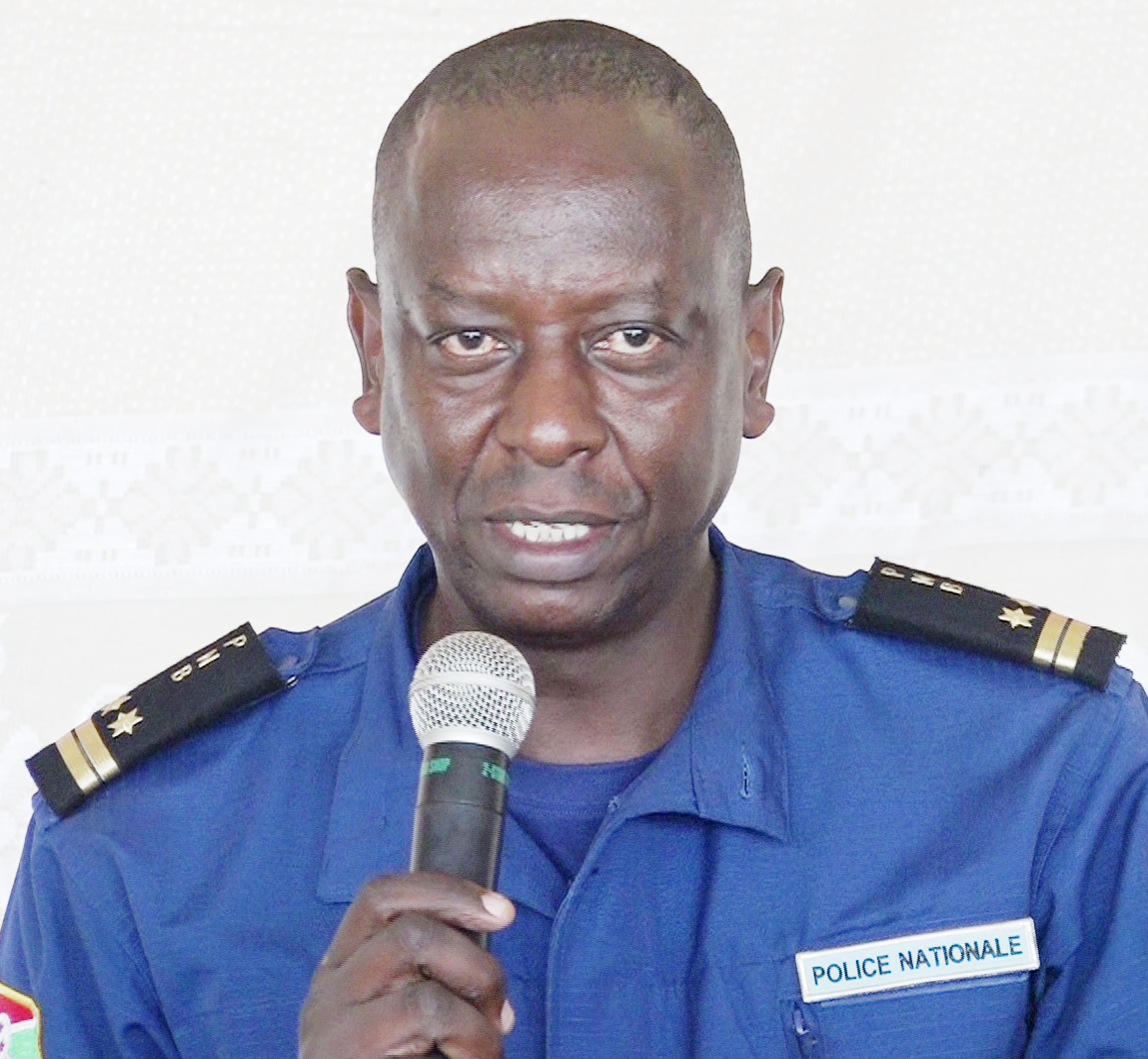 L’INSPECTEUR GENERAL DE LA POLICE ET SON ADJOINT TIENNENT UNE CAUSERIE ETHIQUE A L’ENDROIT DES POLICIERS TOUTES CATEGORIES CONFONDUES DANS TOUTES LES REGIONS DE POLICE image