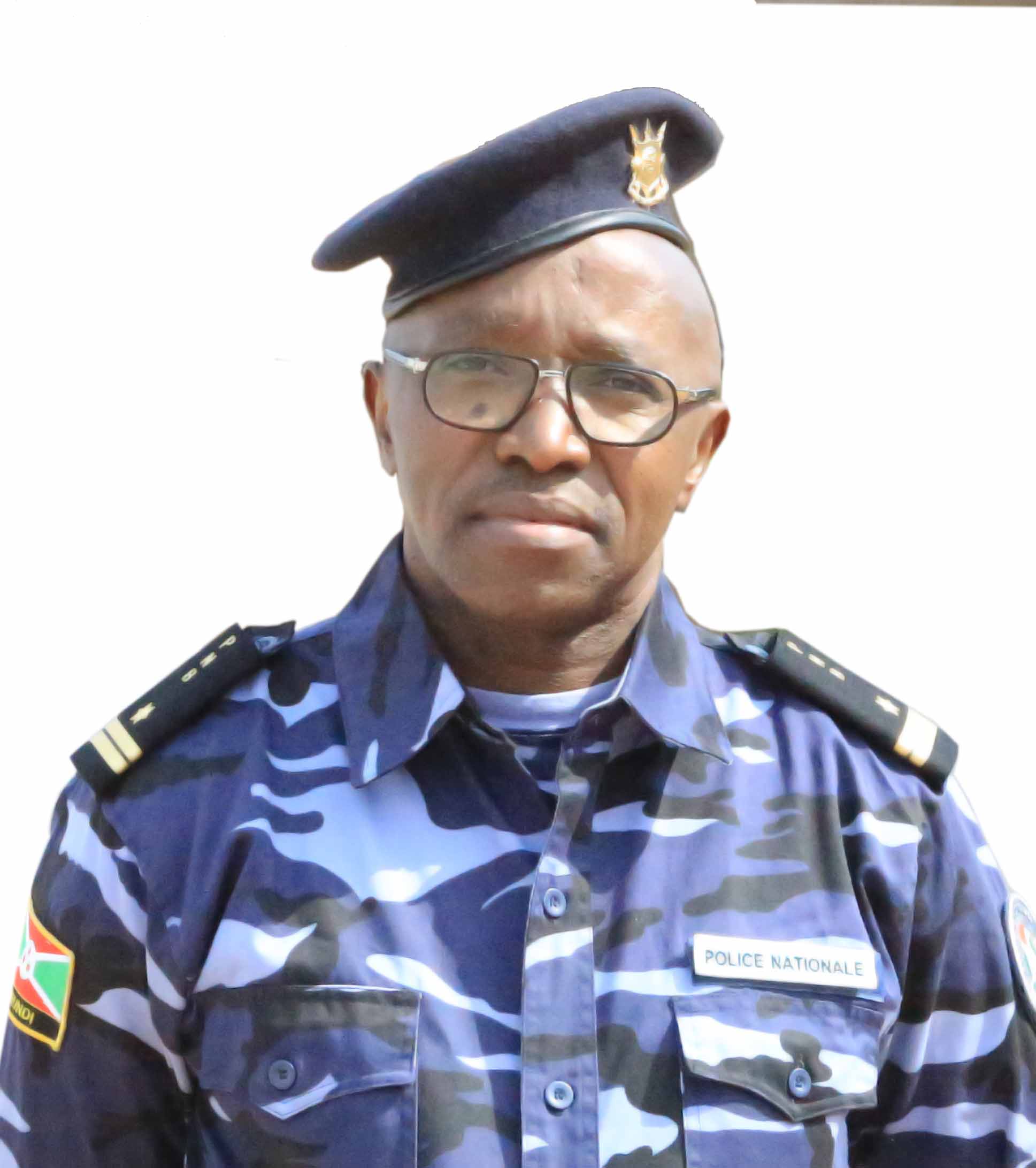 Son Excellence le Président de la République du Burundi remettant les certificats aux lauréats de la 4è promotion de l'ISP