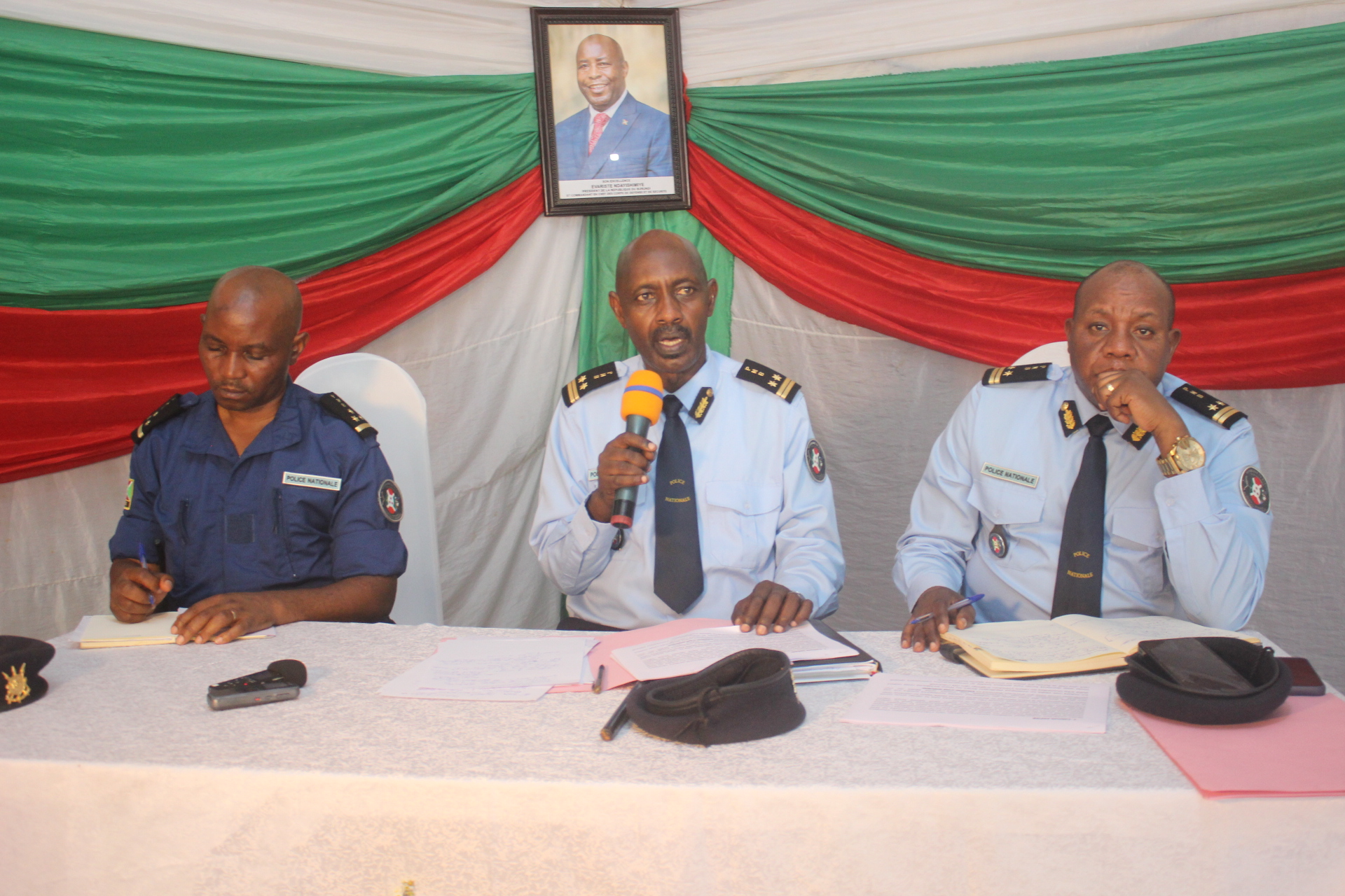 L'Inspécteur Général de la Police Nationale du Burundi et son Adjoint rencontrent les Policiers sur terrain